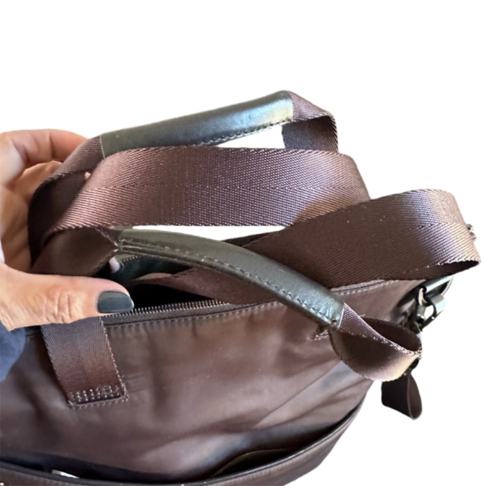 ro COMMUTER MESSENGER UNISEX TRAVEL BAG BROWN VINYL WITH PEWTER HARDWARE - Picture 4 of 12